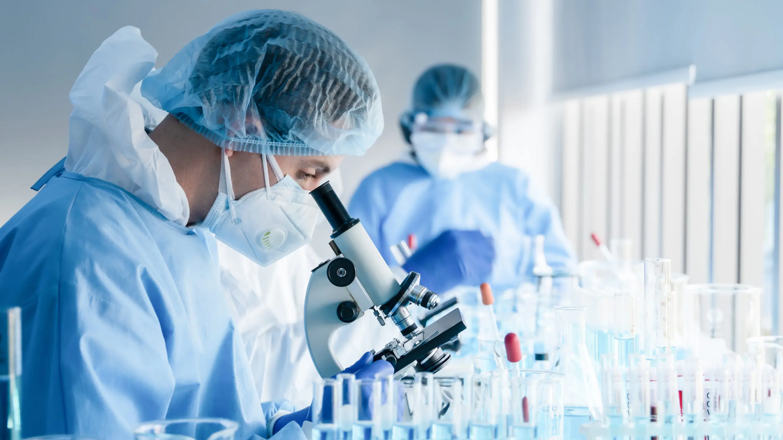 La instrumentación de laboratorio es el conjunto de herramientas, equipos y técnicas que se utilizan para observar, medir, controlar y registrar fenómenos físicos, químicos o biológicos durante experimentos o investigaciones científicas.